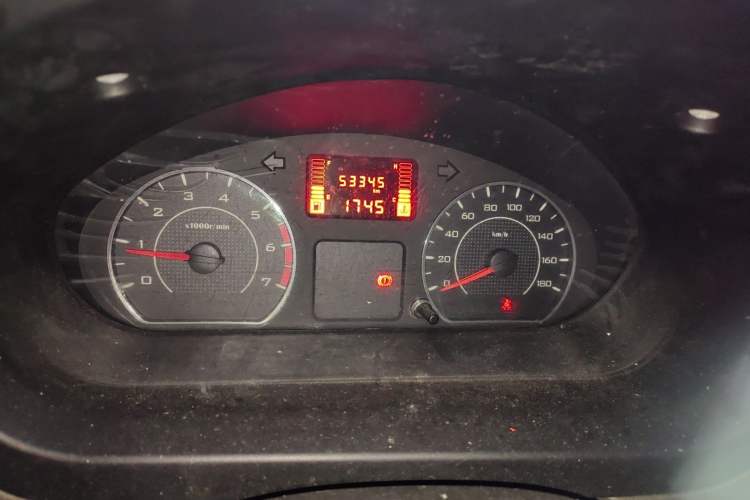 Used Wuling Rongguang V 2016 1.5L Practical Version Non-Power-Assisted Odometer Close Up