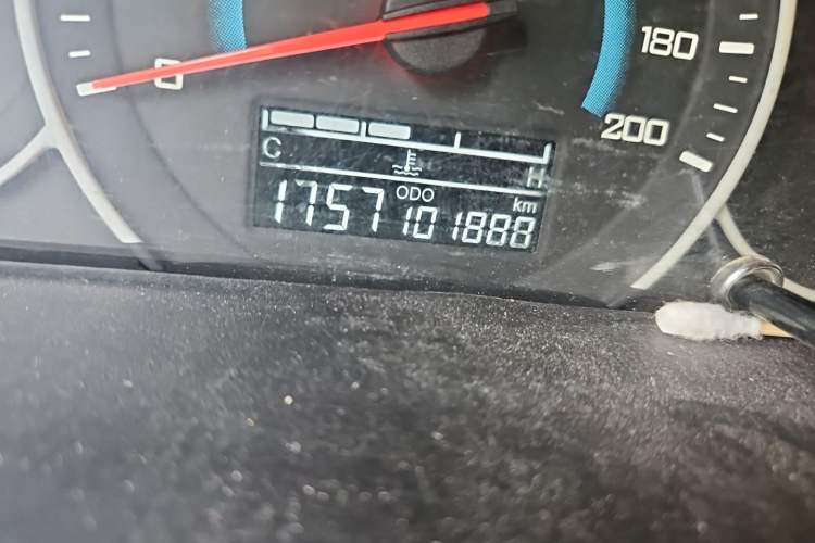 Used Wuling Rongguang V 2016 1.2L Standard Version Odometer Close Up