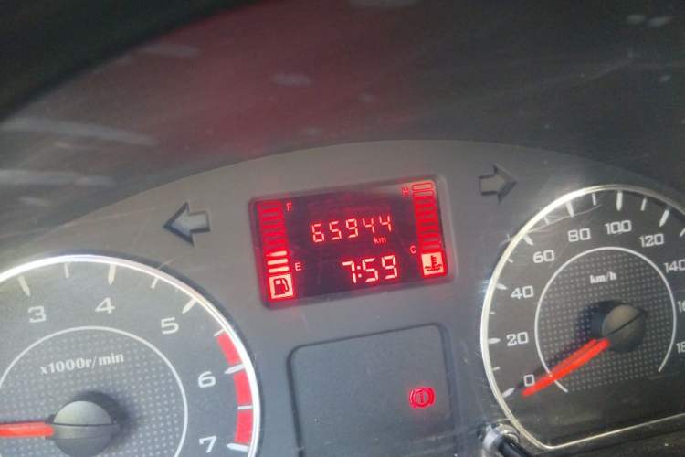 Used Wuling Rongguang V 2016 1.2L Practical Version Odometer Close Up