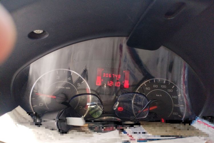 Used Wuling Rongguang V 2016 1.5L Practical Version Odometer Close Up