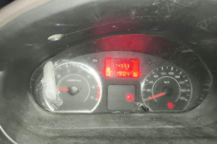 Used Wuling Rongguang V 2016 1.5L Practical Version Non-Power-Assisted Odometer Close Up
