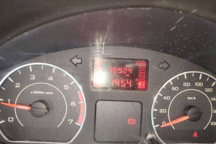 Used Wuling Rongguang V 2016 1.5L Practical Version Non-Power-Assisted Odometer Close Up