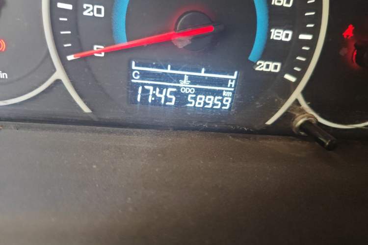 Used Wuling Rongguang V 2016 1.5L Standard Version Odometer Close Up