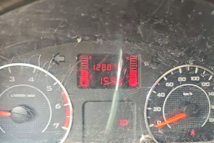 Used Wuling Rongguang V 2016 1.5L Practical Version Non-Power-Assisted Odometer Close Up