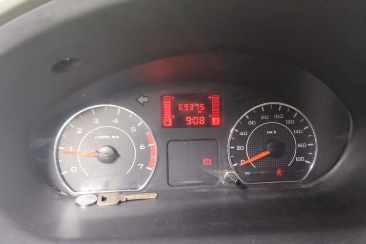 Used Wuling Rongguang V 2016 1.2L Practical Version Odometer Close Up