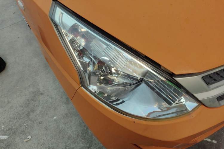 Used Wuling Rongguang V 2016 1.5L Practical Version Non-Power-Assisted Right Front Headlight