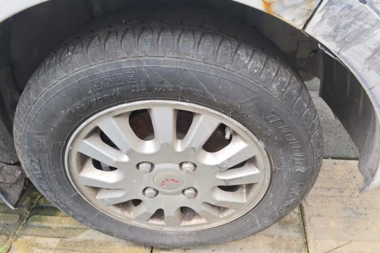 Used Wuling Rongguang V 2016 1.5L Standard Version Right Front Wheel Hub