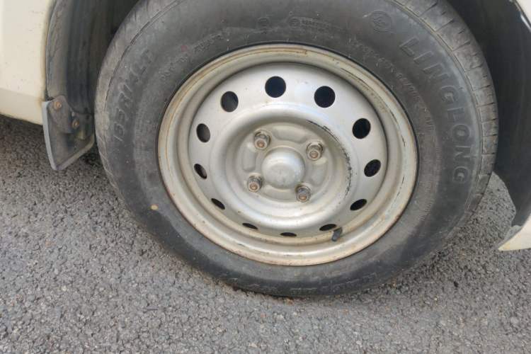 Used Wuling Rongguang V 2016 1.5L Practical Version Right Front Wheel Hub