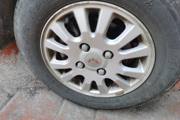 Used Wuling Rongguang V 2016 1.2L Standard Version Right Front Wheel Hub