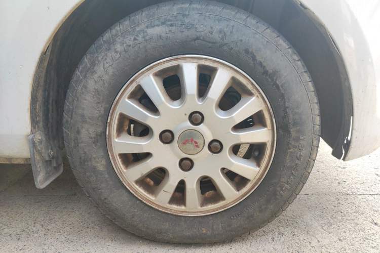 Used Wuling Rongguang V 2016 1.2L Standard Version Right Front Wheel Hub