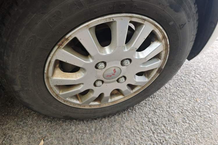 Used Wuling Rongguang V 2016 1.5L Standard Version Right Front Wheel Hub