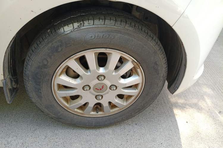 Used Wuling Rongguang V 2016 1.5L Standard Version Right Front Wheel Hub