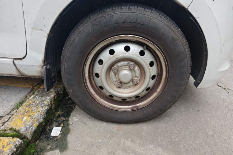 Used Wuling Rongguang V 2016 1.2L Practical Version Right Front Wheel Hub