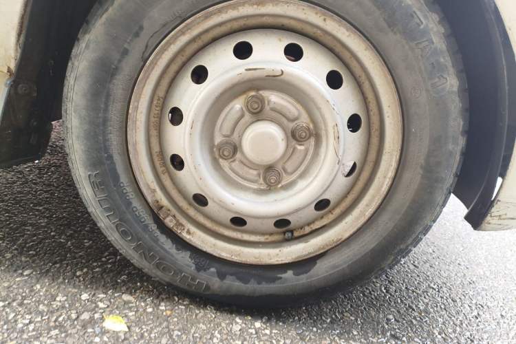 Used Wuling Rongguang V 2016 1.5L Practical Version Right Front Wheel Hub