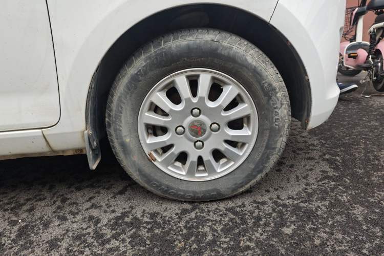 Used Wuling Rongguang V 2016 1.5L Standard Version Right Front Wheel Hub