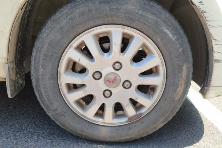 Used Wuling Rongguang V 2016 1.2L Standard Version Right Front Wheel Hub