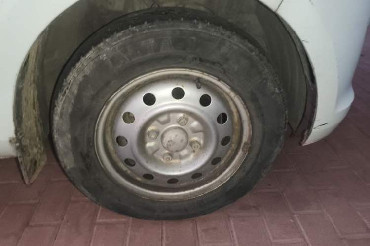 Used Wuling Rongguang V 2016 1.5L Practical Version Non-Power-Assisted Right Front Wheel Hub
