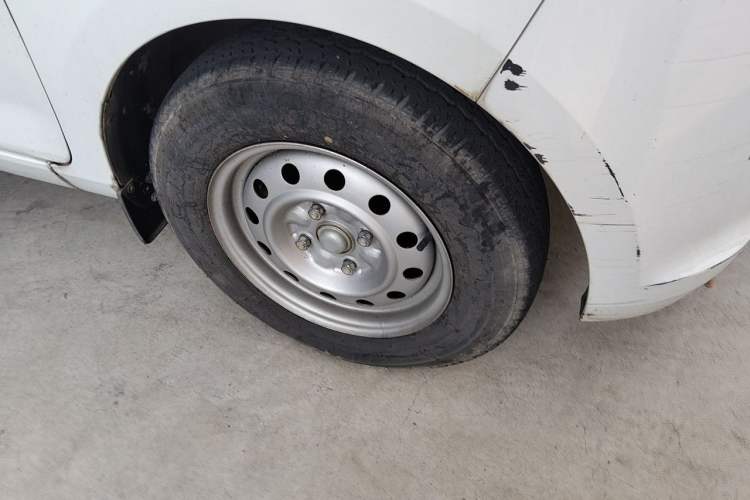 Used Wuling Rongguang V 2016 1.5L Practical Version Non-Power-Assisted Right Front Wheel Hub