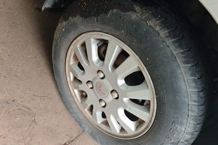Used Wuling Rongguang V 2016 1.5L Practical Version Non-Power-Assisted Right Front Wheel Hub