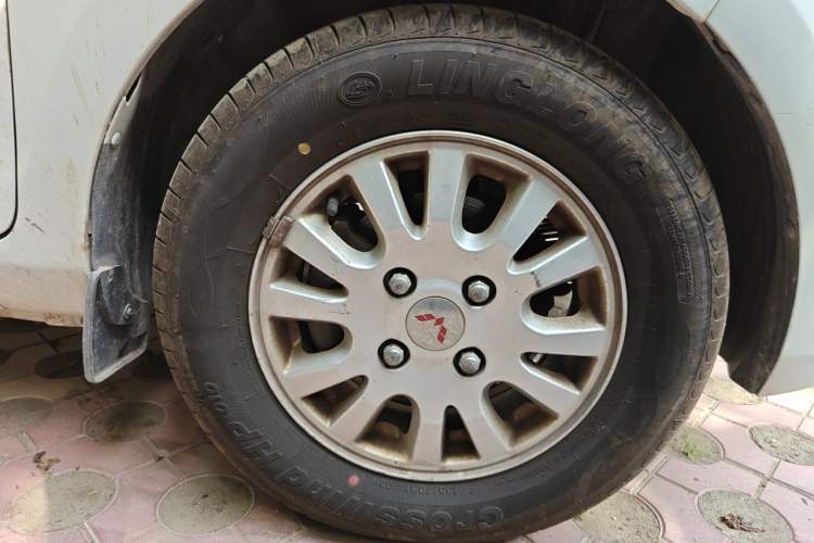 Used Wuling Rongguang V 2016 1.5L Standard Version Right Front Wheel Hub
