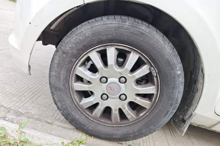 Used Wuling Rongguang V 2016 1.5L Standard Version Right Front Wheel Hub