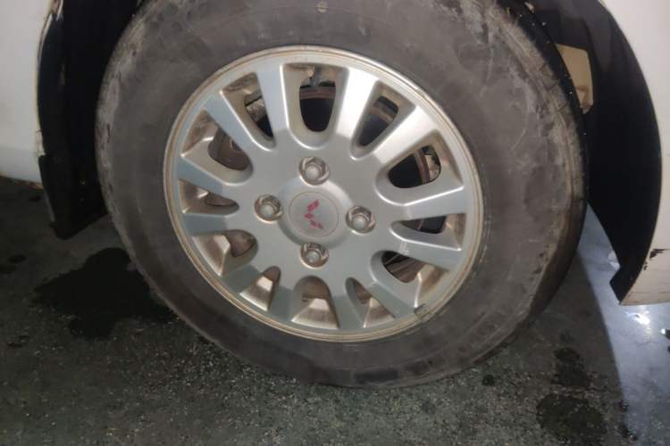 Used Wuling Rongguang V 2016 1.5L Standard Version Right Front Wheel Hub
