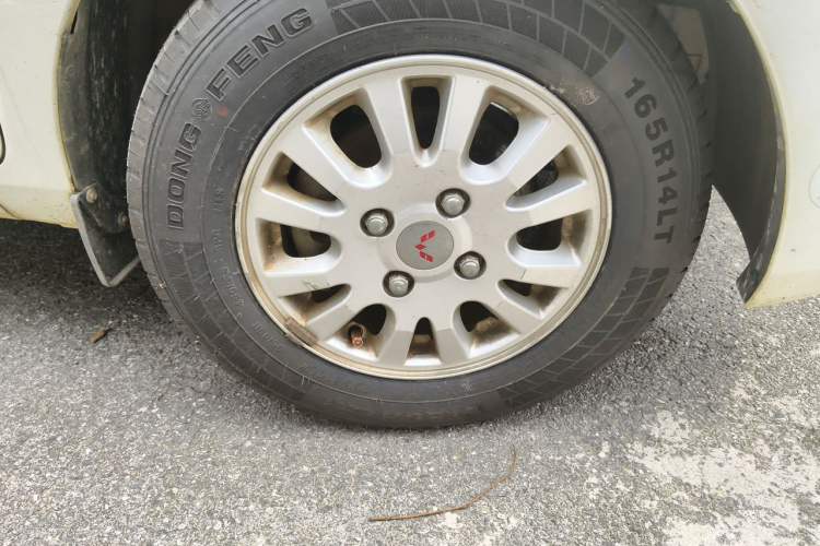 Used Wuling Rongguang V 2016 1.5L Standard Version Right Front Wheel Hub