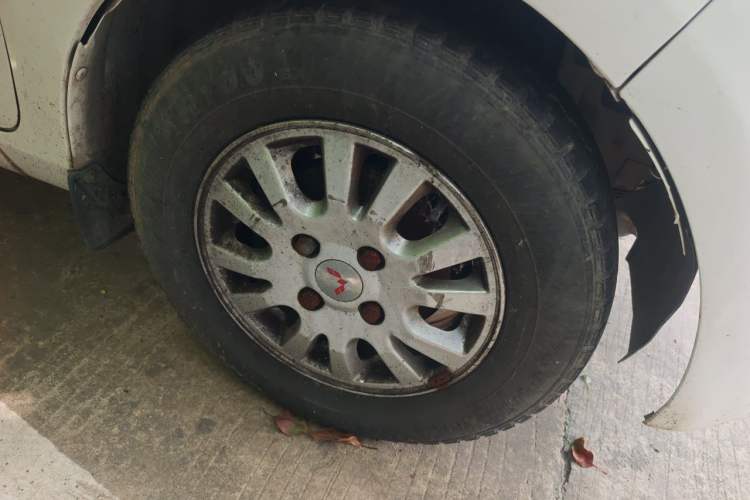 Used Wuling Rongguang V 2016 1.5L Standard Version Right Front Wheel Hub
