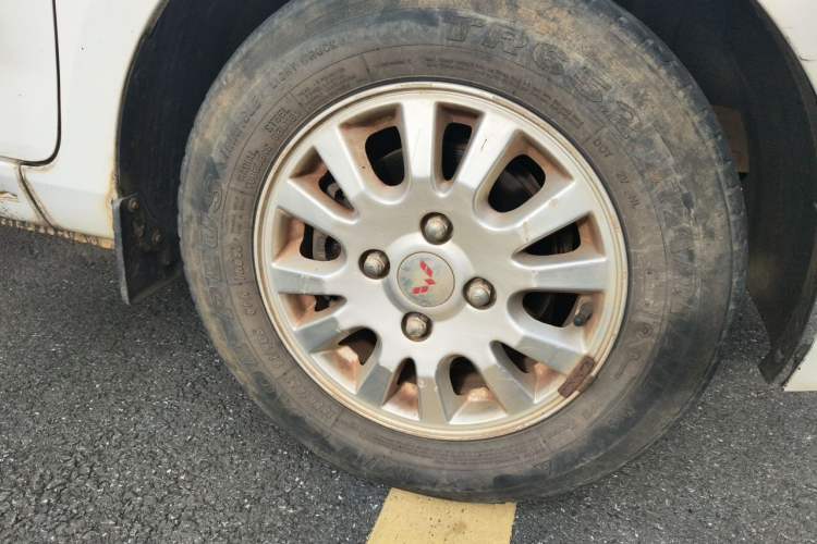 Used Wuling Rongguang V 2016 1.5L Standard Version Right Front Wheel Hub