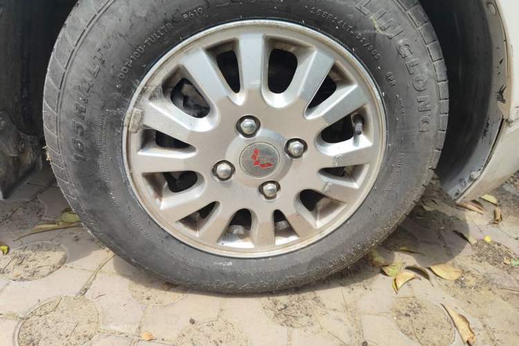 Used Wuling Rongguang V 2016 1.5L Standard Version Right Front Wheel Hub