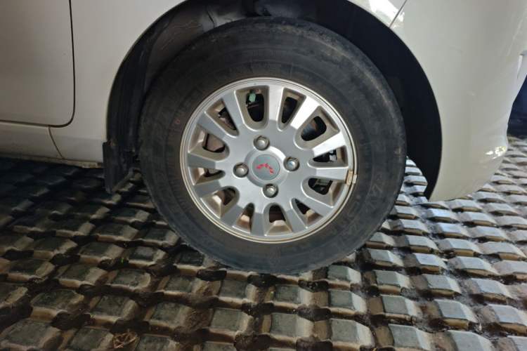 Used Wuling Rongguang V 2016 1.5L Standard Version Right Front Wheel Hub