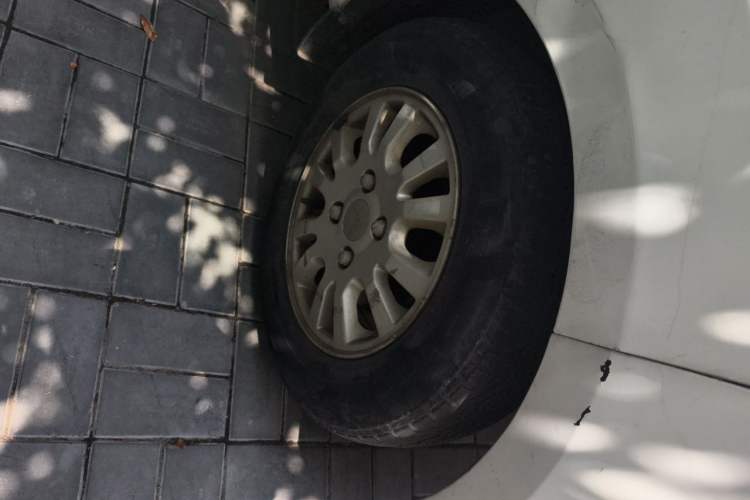 Used Wuling Rongguang V 2016 1.5L Standard Version Right Front Wheel Hub