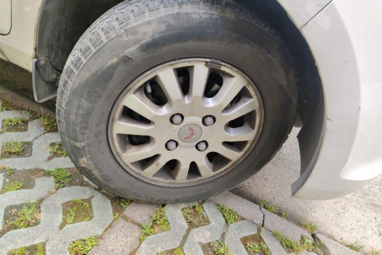 Used Wuling Rongguang V 2016 1.5L Standard Version Right Front Wheel Hub