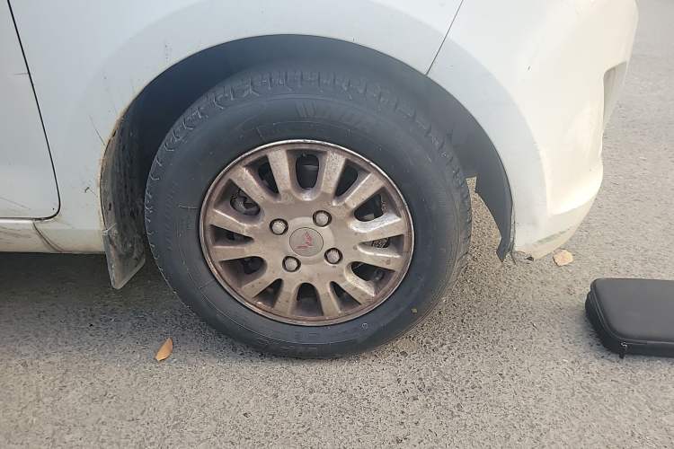 Used Wuling Rongguang V 2016 1.5L Standard Version Right Front Wheel Hub