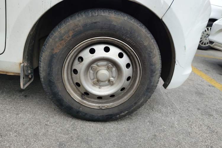 Used Wuling Rongguang V 2016 1.5L Practical Version Right Front Wheel Hub
