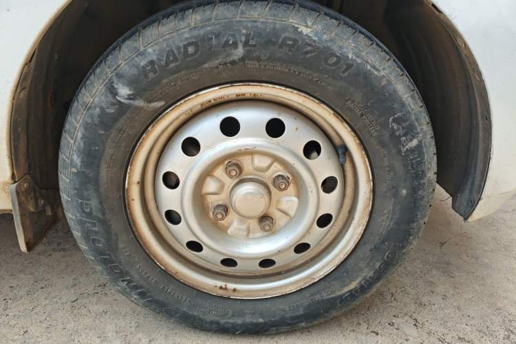 Used Wuling Rongguang V 2016 1.5L Practical Version Non-Power-Assisted Right Front Wheel Hub