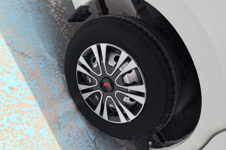 Used Wuling Rongguang V 2016 1.5L Practical Version Non-Power-Assisted Right Rear Wheel Hub