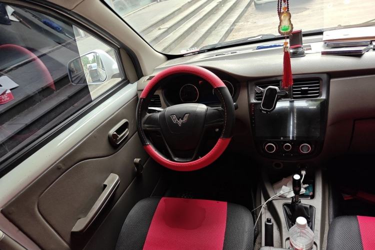 Used Wuling Rongguang V 2016 1.5L Practical Version Non-Power-Assisted Steering Wheel