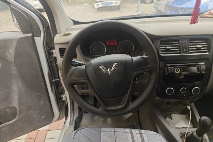 Used Wuling Rongguang V 2016 1.2L Practical Model Non-Power-Assisted Steering Wheel