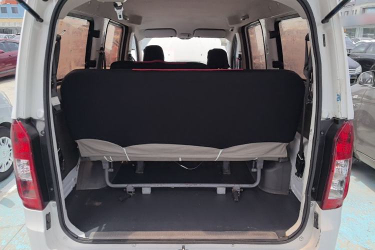 Used Wuling Rongguang V 2016 1.5L Practical Version Non-Power-Assisted Trunk