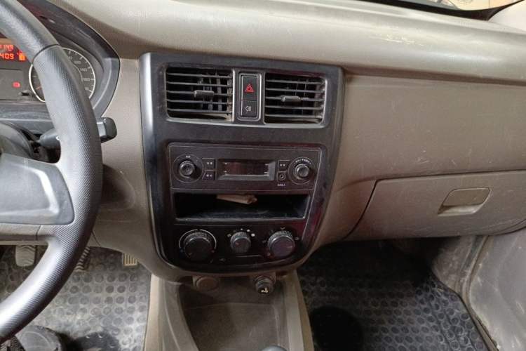 Used Wuling Rongguang V 2016 1.5L Practical Version Audio And AC Panel