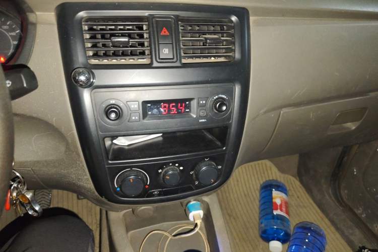 Used Wuling Rongguang V 2016 1.5L Practical Version Non-Power-Assisted Audio And AC Panel