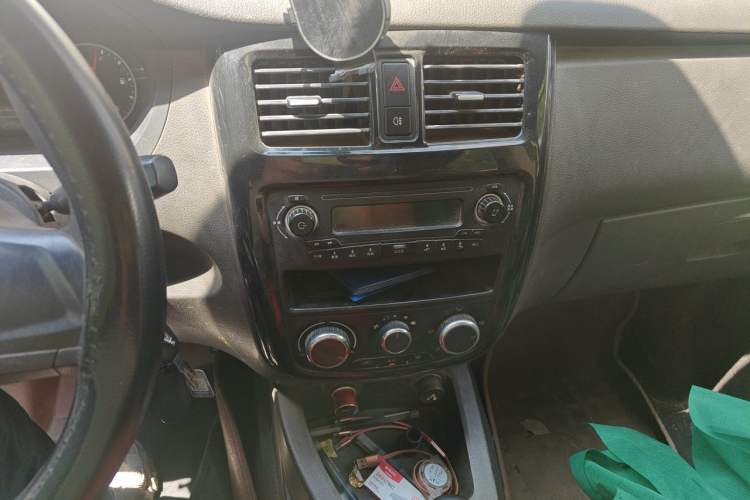 Used Wuling Rongguang V 2016 1.2L Standard Version Audio And AC Panel