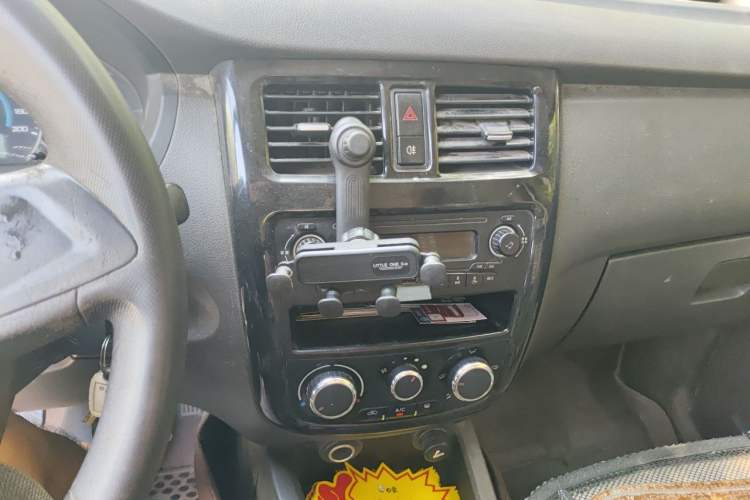 Used Wuling Rongguang V 2016 1.5L Practical Version Non-Power-Assisted Audio And AC Panel
