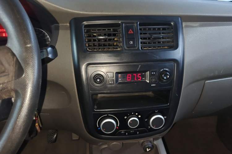 Used Wuling Rongguang V 2016 1.5L Practical Version Audio And AC Panel