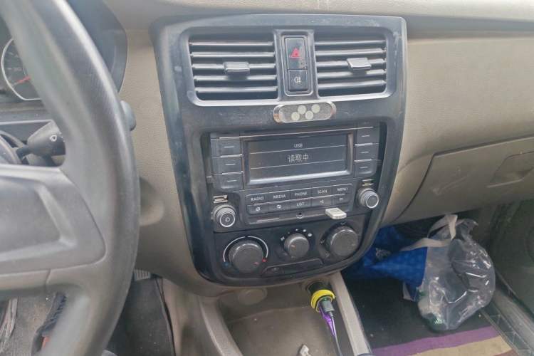Used Wuling Rongguang V 2016 1.2L Practical Version Audio And AC Panel