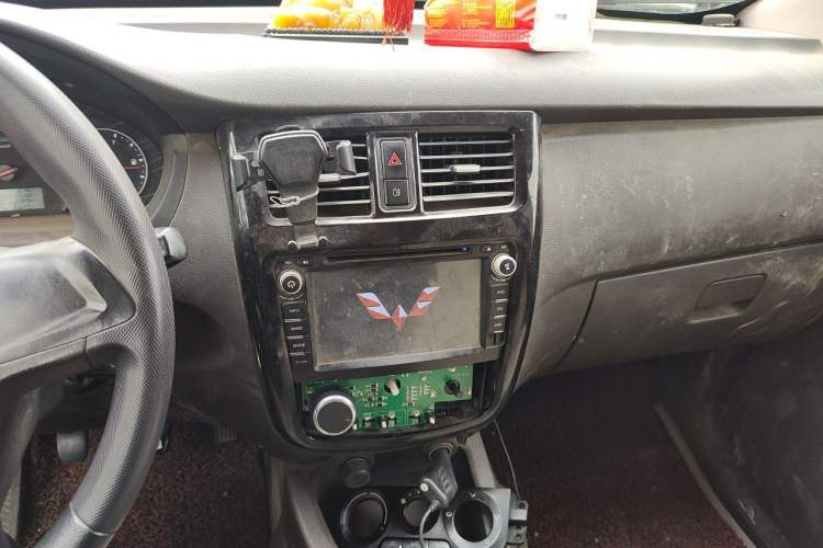 Used Wuling Rongguang V 2016 1.2L Practical Version Audio And AC Panel