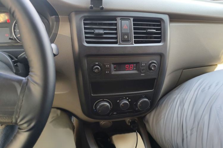 Used Wuling Rongguang V 2016 1.5L Practical Version Audio And AC Panel
