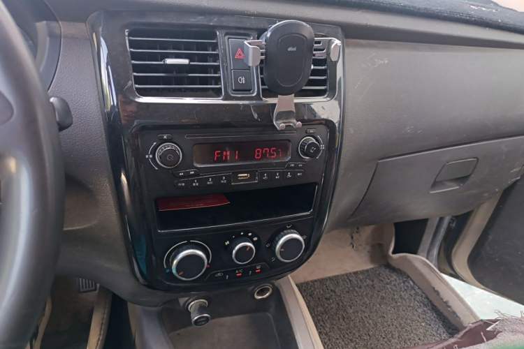 Used Wuling Rongguang V 2016 1.5L Practical Version Non-Power-Assisted Audio And AC Panel