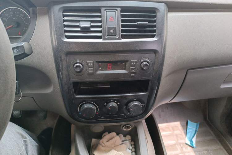 Used Wuling Rongguang V 2016 1.2L Practical Version Audio And AC Panel